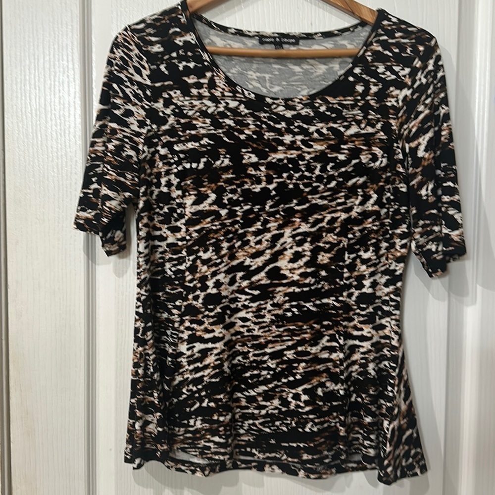 Cable & gauge size M  animal, print, short sleeve crewneck top NWOT